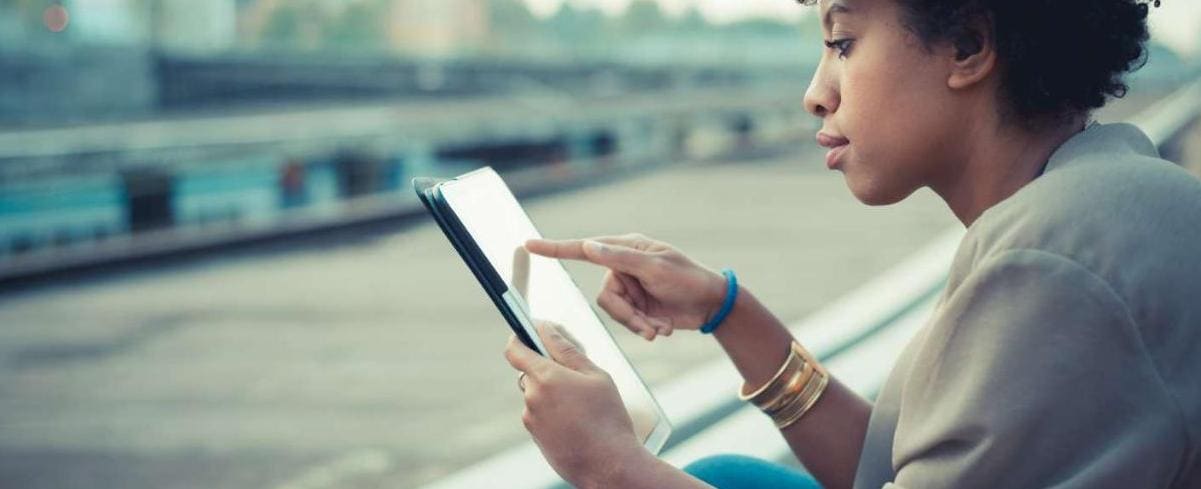 Women reading online